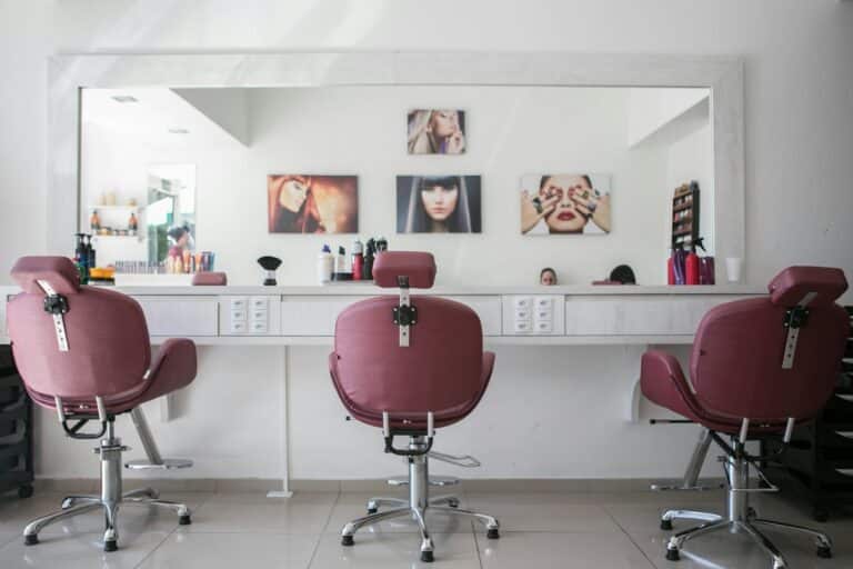 A escolha de cadeiras para salões de beleza vai além da estética — trata-se de um investimento essencial na qualidade do serviço oferecido.