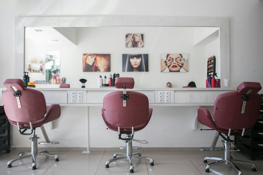 A escolha de cadeiras para salões de beleza vai além da estética — trata-se de um investimento essencial na qualidade do serviço oferecido.