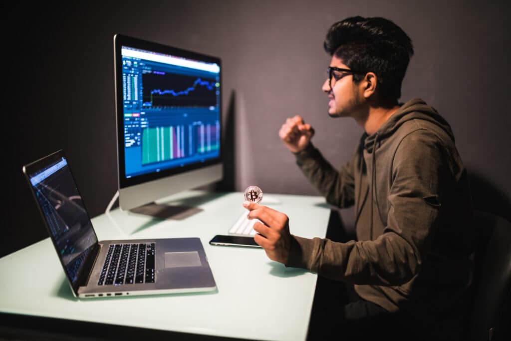 revolução digital trouxe consigo o fenômeno das criptomoedas, que, ao longo dos anos, passou de um conceito obscuro para uma das mais discutidas e analisadas inovações financeiras do nosso tempo.