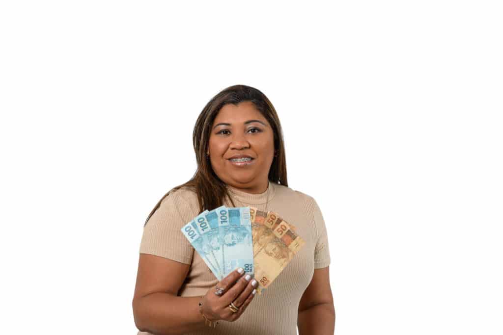 O saque-aniversário do FGTS permite que trabalhadores com carteira assinada retirem, uma vez ao ano, parte do saldo disponível no fundo. A liberação ocorre no mês de nascimento do titular e pode ser utilizada de forma livre, sem necessidade de justificativa.