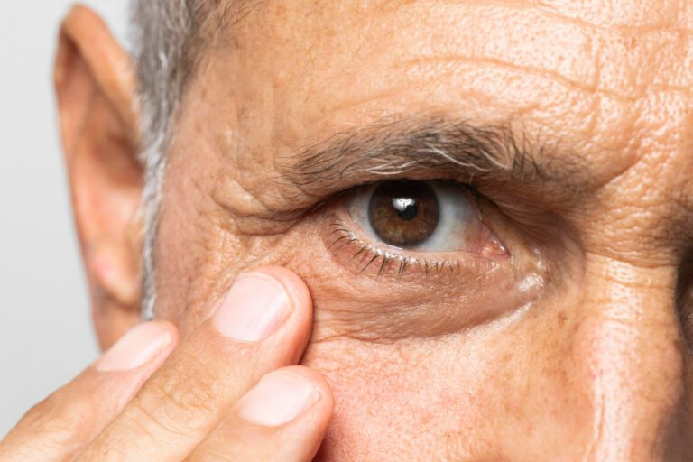 Degeneração macular cresce entre idosos e já impacta a qualidade de vida na terceira idade