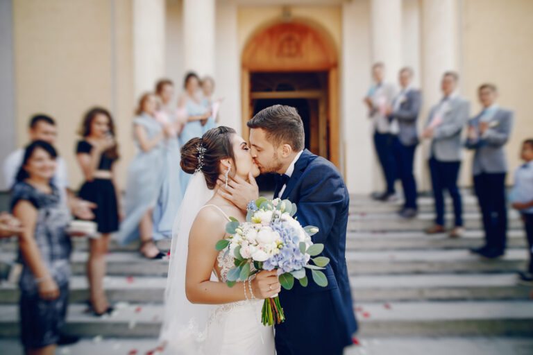 Saiba quanto custa e como fazer para traduzir uma certidão de casamento
