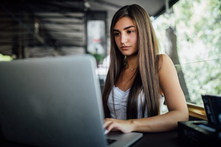 Saiba como a automatização de clusters de backlinks e uma infraestrutura resiliente permitem escalar ofertas de nutra com segurança e autoridade em 2026.