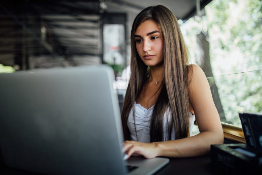 Saiba como a automatização de clusters de backlinks e uma infraestrutura resiliente permitem escalar ofertas de nutra com segurança e autoridade em 2026.
