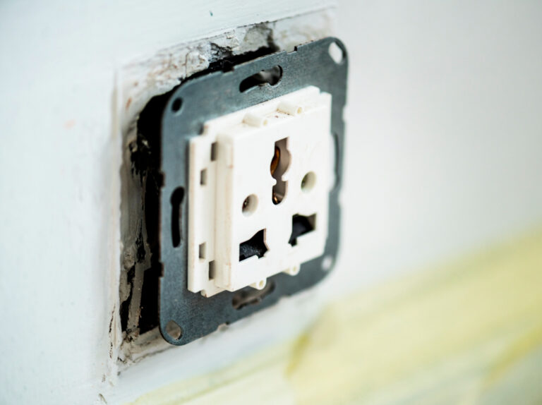 Quando trocar uma tomada elétrica antiga: sinais de alerta