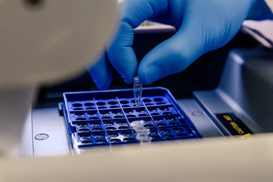 Quando utilizar uma centrífuga digital para microtubos em análises precisas