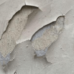 Por que a pintura da parede descasca e como resolver esse problema de vez?
